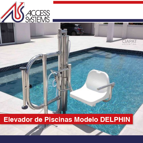 En la imagen se muestra el elevador para piscinas, colocado en el borde de una piscina en funcionamiento.