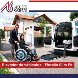 En la imagen se muestra un elevador para vehículos, colocado en el mismo y una persona en silla de ruedas a punto de utilizarlo.