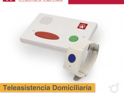En la imagen se muestra el producto, que cuenta con un dispositivo base que recibe la información, y otro que es un botón con pulsera a modo de reloj de muñeca que es el pulsador para llamado de asistencia.