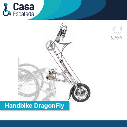 En la imagen se muestra el dispositivo Handbyke Dragonfly, en uso mostrando como se coloca en el frente de una silla de ruedas..