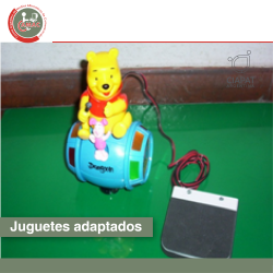 En la imagen vemos un juguete de un osito conectado a un switch, el switch es el producto en sí, que se muestra como ejemplo como puede ser conectado a este tipo de juguetes.