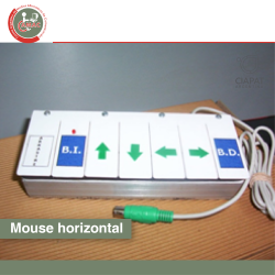 En la imagen vemos el producto que está conformado por una plaqueta horizontal con botones, que indican los movimientos que realizan cada uno, ya sean direccionales o de acción, como sería por ejemplo un enter. También se ve el cable de conexión.