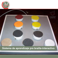 En la imagen se ve el producto, es una placa cuadrada con 9 botones, 6 en posición para escribir braille, y los otros 3 por debajo para otras funciones.