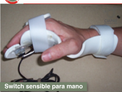 En la imagen vemos una mano con un switch adaptado a la forma de la misma, para facilitar los controles de dispositivos digitales.