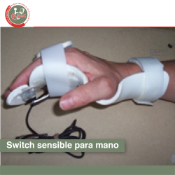 En la imagen vemos una mano con un switch adaptado a la forma de la misma, para facilitar los controles de dispositivos digitales.