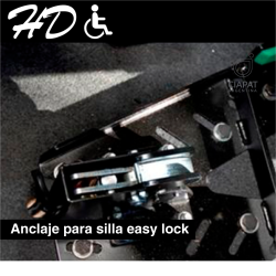 En la imagen se muestra una base de hierro, que permite inmovilizar la silla de ruedas en el vehículo sin necesidad de un armazón más grande.
