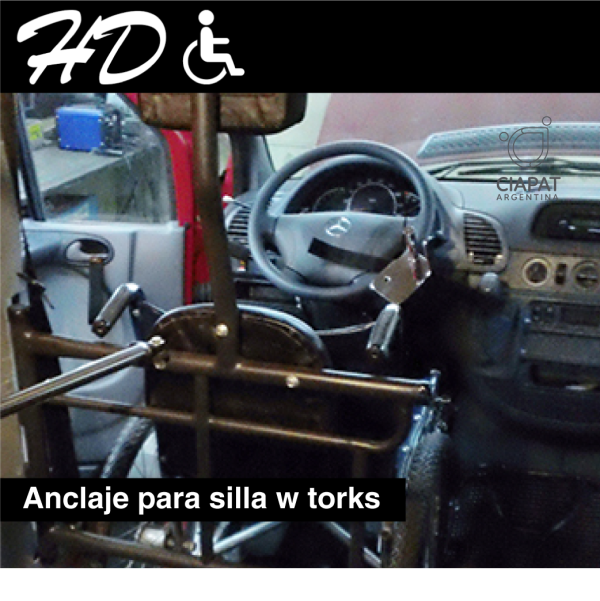 En la imagen vemos un soporte para silla de ruedas, para que la misma pueda ser colocada dentro del vehículo en posición para que la persona pueda conducir sin que corra riesgos de moverse.