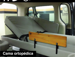 En la imagen se muestra la cámara ortopédica adaptada dentro de un vehículo tipo van.