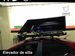 En la imagen se muestra el elevador de silla de ruedas, adaptado para poder ubicarse en el techo del vehículo y de esa manera poder trasladarse.