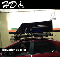 En la imagen se muestra el elevador de silla de ruedas, adaptado para poder ubicarse en el techo del vehículo y de esa manera poder trasladarse.
