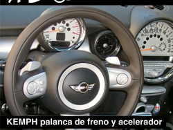 En la imagen vemos el volante adaptado para poder frenar y acelerar por medio de una palanca desde el mismo.