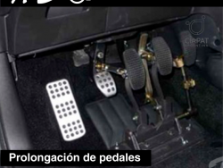 En la imagen vemos, unos pedales de vehículo con la adaptación que hace que estén más cerca de la persona y no tengan que forzar la pierna en caso de movimiento o longitud reducida.