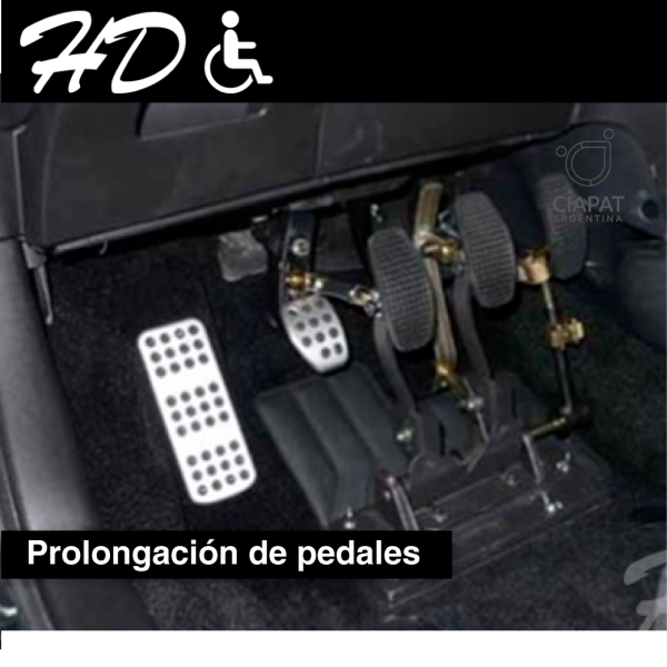 En la imagen vemos, unos pedales de vehículo con la adaptación que hace que estén más cerca de la persona y no tengan que forzar la pierna en caso de movimiento o longitud reducida.