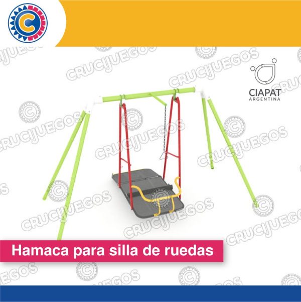 En la imagen se muestra el producto que es un soporte para una hamaca que tiene su superficie cercana al piso para poder poner directamente allí una silla de ruedas.