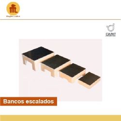 En la imagen vemos distintos bancos de madera, puestos en hilera y en distintas alturas estilo escalera.