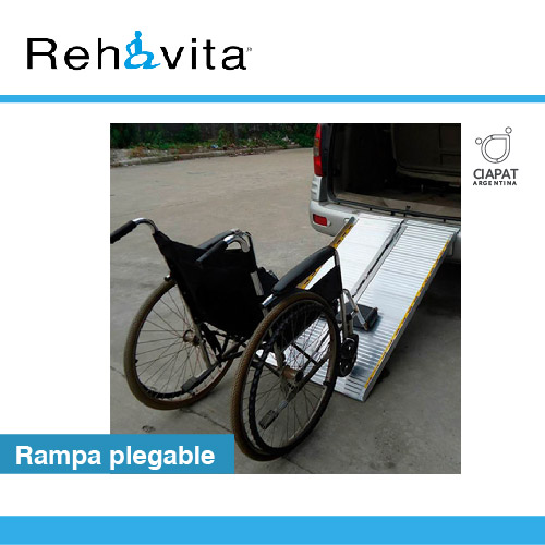 En la imagen se muestra una rampa plegable colocada en un automovil para poder subir una silla de ruedas.