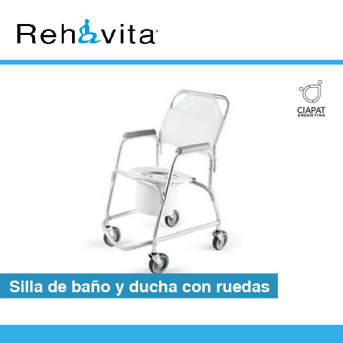 En la imagen se muestra una silla con ruedas para baño, de plástico y aluminio.