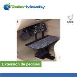 En la imagen se muestran los pedales del un coche con una extensión para que sean accesibles a personas de talle pequeño.