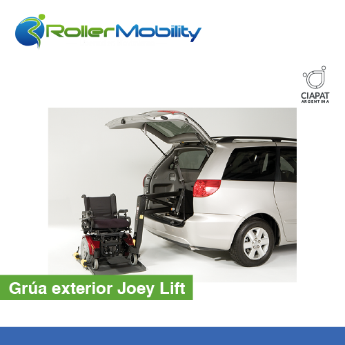 Se muestra en la imagen un coche con la grúa exterior por el lado del baúl del mismo para desde allí elevar la silla de ruedas.