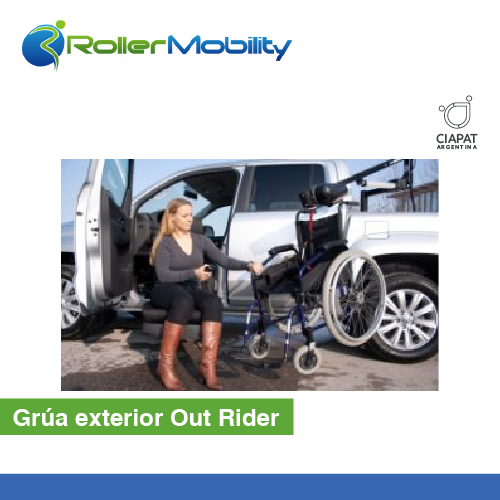 En la imagen vemos la grúa exterior, utilizándose en un automobil elevando una silla de ruedas.