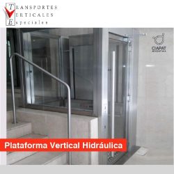 En la imagen se muestra la plataforma vertical hidráulica en el ingreso de un edificio.