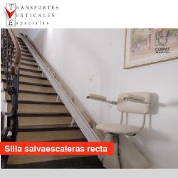 En la imagen se muestra una silla salvaescaleras sobre una escalera recta.