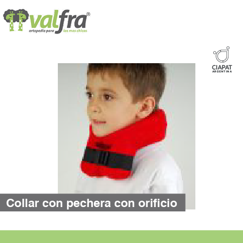 En la imagen se muestra un niño con un collar con pechera con orificio para traqueotomía.