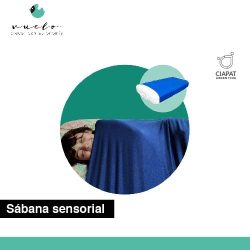 En la imagen se muestra una persona recostada, tapada con la sábana sensorial que se puede observar como ejerce presión sobre la persona ya que su material de lycra se estira y adapta al cuerpo.