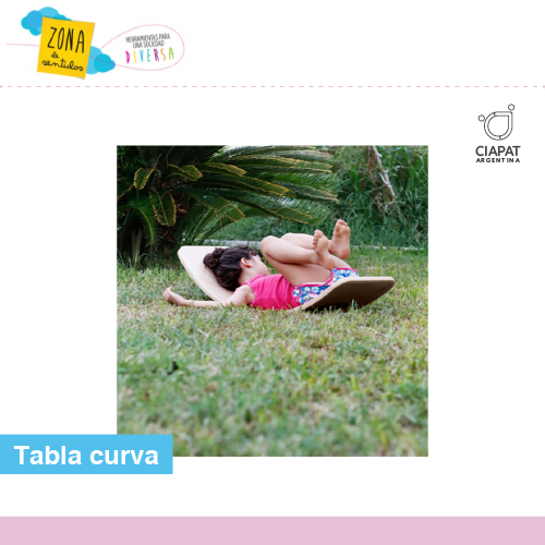 En la imagen se muestra una niña en una tabla curva sobre el piso.