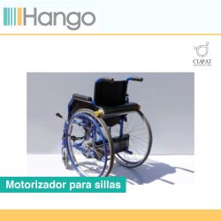En la imagen se muestra una silla de ruedas del lado del dorso, con el motorizador colocado por sobre las ruedas y etrás del respaldo.