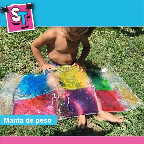 Enl a imagen se muestra un niño con una manta de peso, realizada con geles de colores.